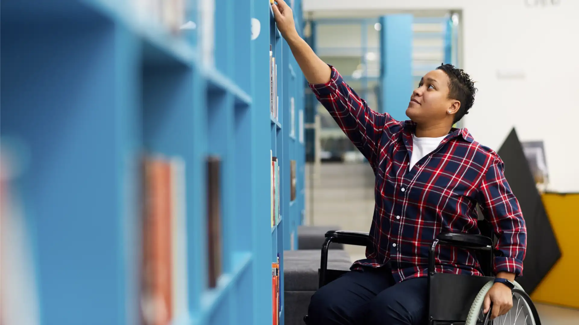 Illustrator/Author Leslie Helakoski