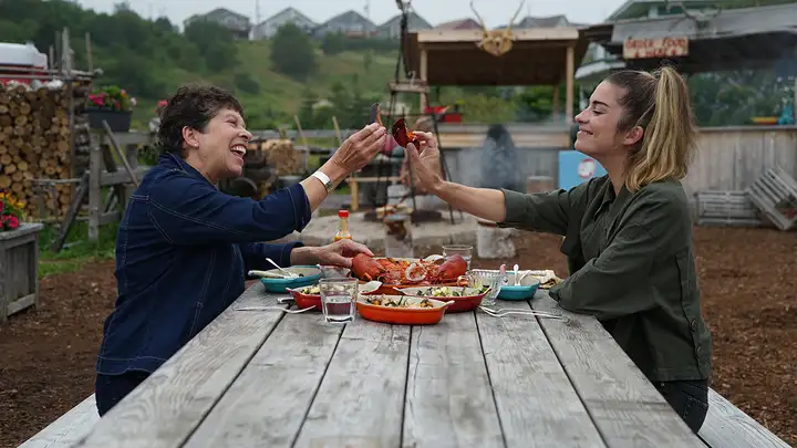 Annie Murphy and her mom Deb in Newfoundland